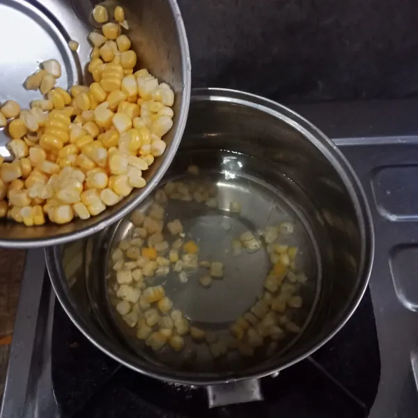 Masukkan jagung, rebus sampai empuk.