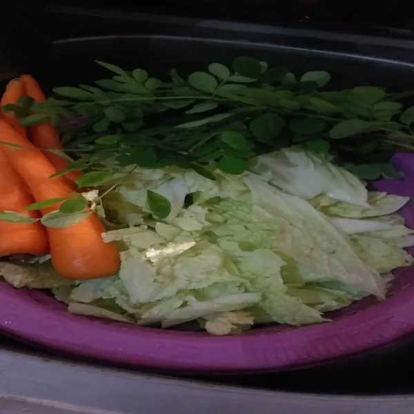 Cuci bersih sayuran.
