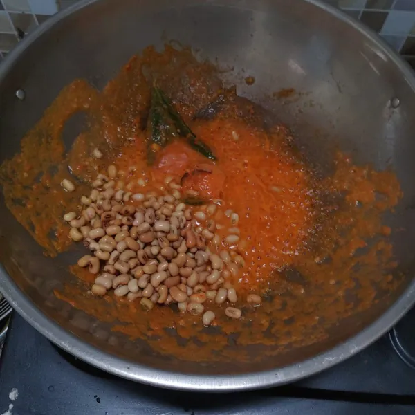 Kemudian masukan kacang tolo yang sudah direndam semalaman,agar tekstur kacang cepat empuknsaat dimasak.