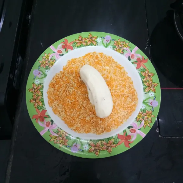 Kemudian gulingkan ke tepung panir hingga terbalut semua.