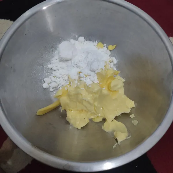 Mixer butter, margarin dan gula halus hingga tercampur rata (kurang lebih 30 detik).