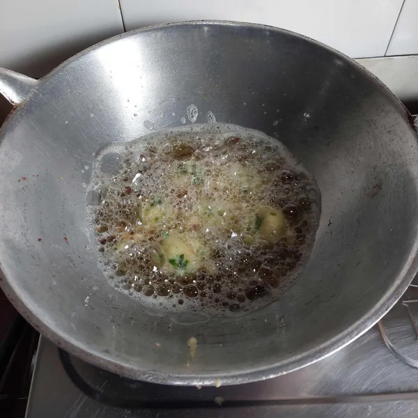 Panaskan minyak, lalu goreng adonan perkedel hingga kecokelatan, kemudian angkat dan tiriskan. Perkedel kentang siap dinikmati.