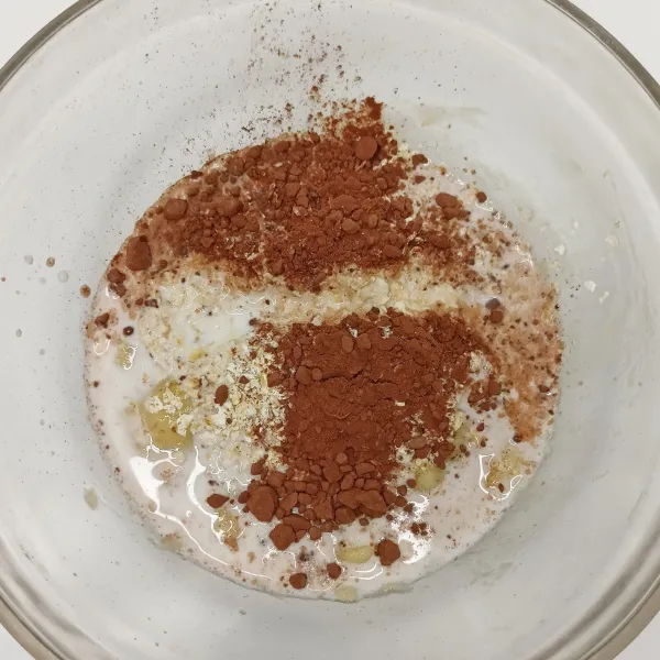 Beri cocoa powder. Tuang sedikit susu.