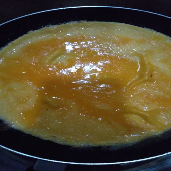 Panaskan teflon, tambahkan sedikit minyak, tuang telur, ratakan, dadar hingga telur matang, angkat, tiriskan.
