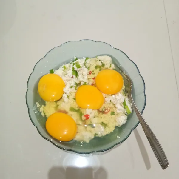 Masukkan telur, lalu aduk rata kembali.