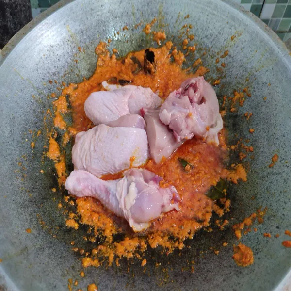 Kemudian masukkan ayam, aduk rata tumis hingga ayam berubah warna.