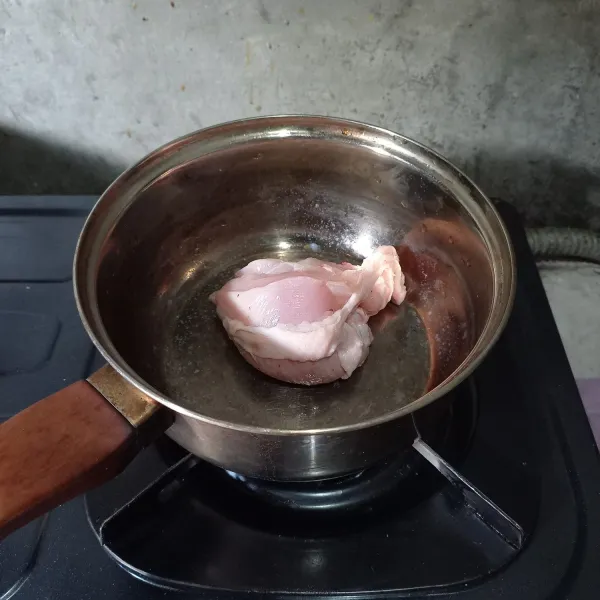Cuci ayam sampai bersih. Kemudian masukkan ke dalam panci.