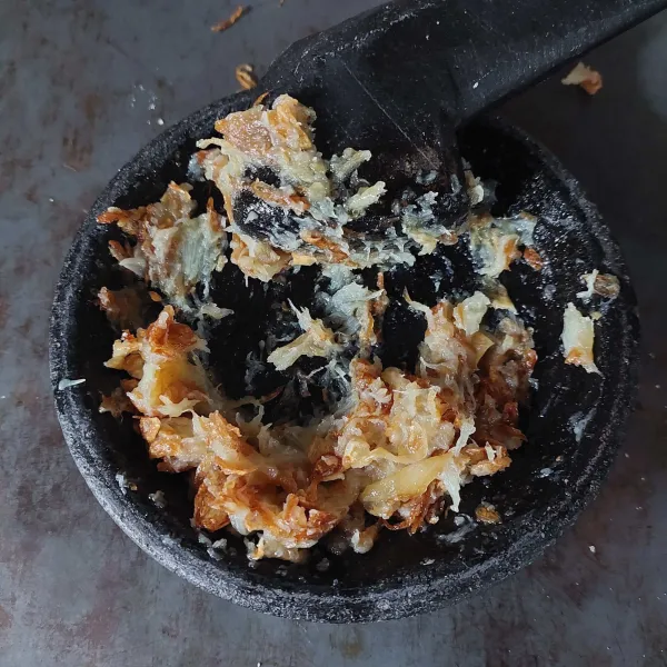 Goreng bawang merah dan bawang putih, lalu haluskan.