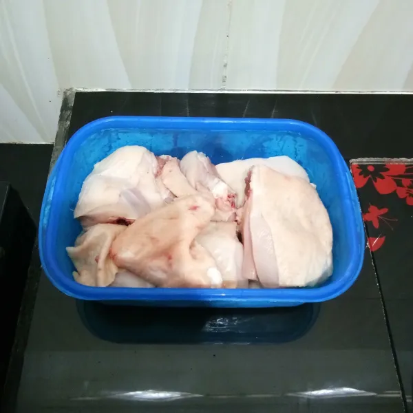 Potong ayam sesuai selera dan lumuri dengan air jeruk nipis. Lalu cuci dan bilas hingga bersih.