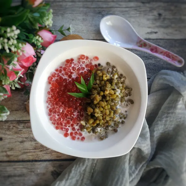 Sajikan bubur kacang hijau dan mutiara dengan kuah santan.