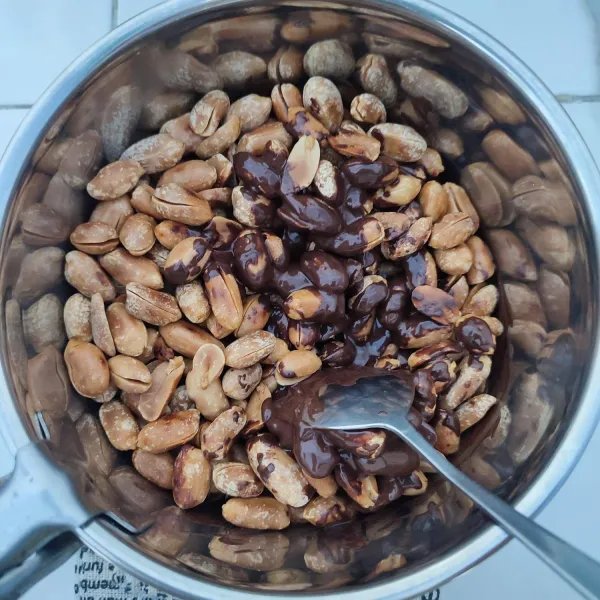 Masukkan kacang tanah yang sudah dipanggang, aduk hingga rata.