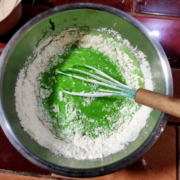 Masukkan tepung terigu, baking powder, dan garam, lalu aduk hingga tercampur rata dan sisihkan.