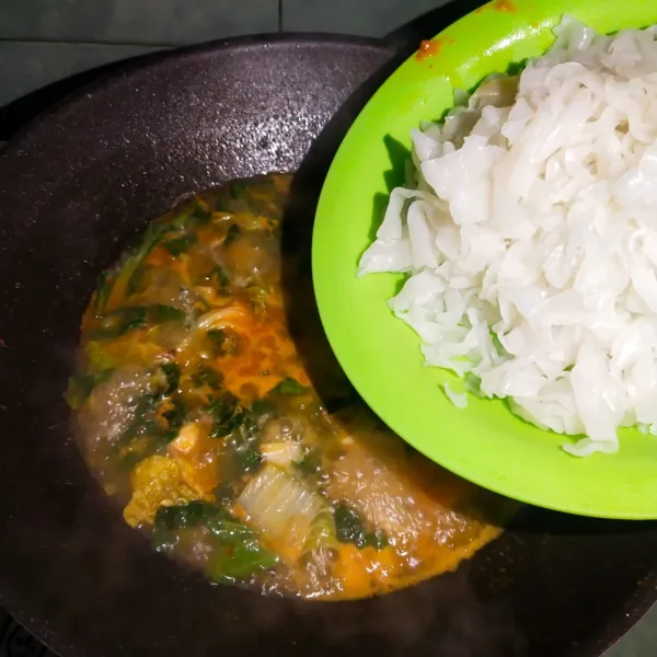 Kemudian masukkan kwetiau, aduk sampai rata, masak hingga matang.