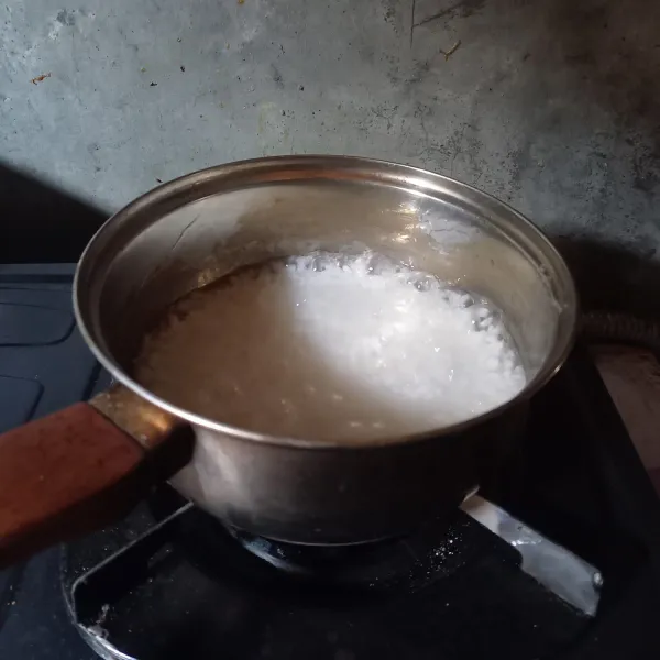 Masak beras sampai matang.
