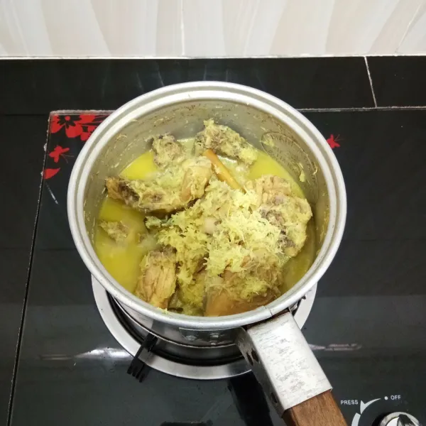 Lanjutkan memasak ayam hingga bumbu meresap dan air menyusut habis.