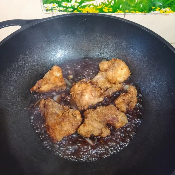 Masukkan ayam yang sudah digoreng tepung tadi, masak hingga tercampur rata.
