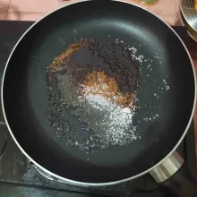 Panaskan frypan dengan api kecil, lalu masukkan gula pasir dan gula palm. Biarkan sampai mencair.