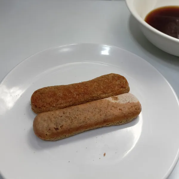 Celupkan lady finger ke larutan kopi.