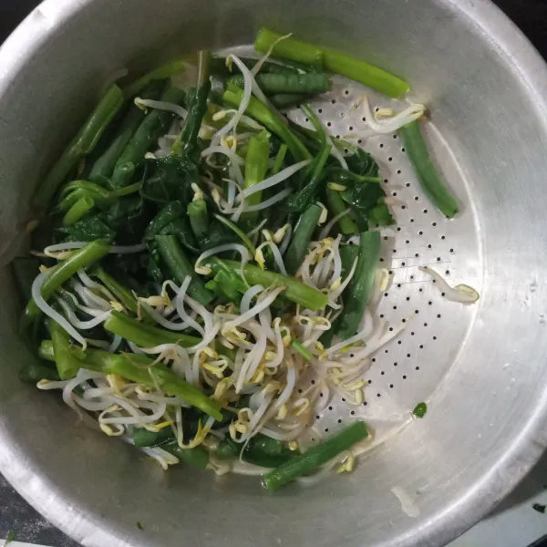 Rebus sayuran satu persatu, kemudian tiriskan.