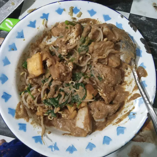 Tuang bumbu halus dan tambahkan perasan limau, lalu aduk rata.