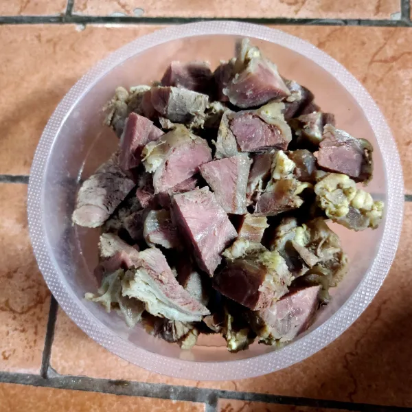 Rebus daging hingga empuk, kemudian potong dadu dan sisihkan.