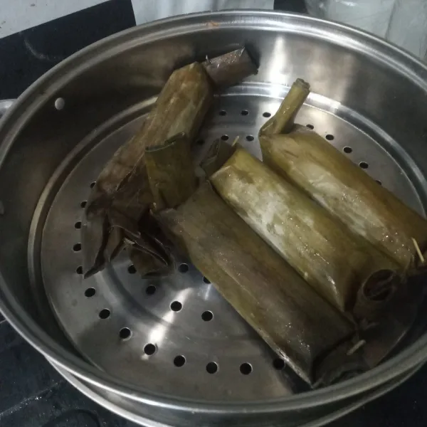 Kukus lontong selama 15 menit saja.