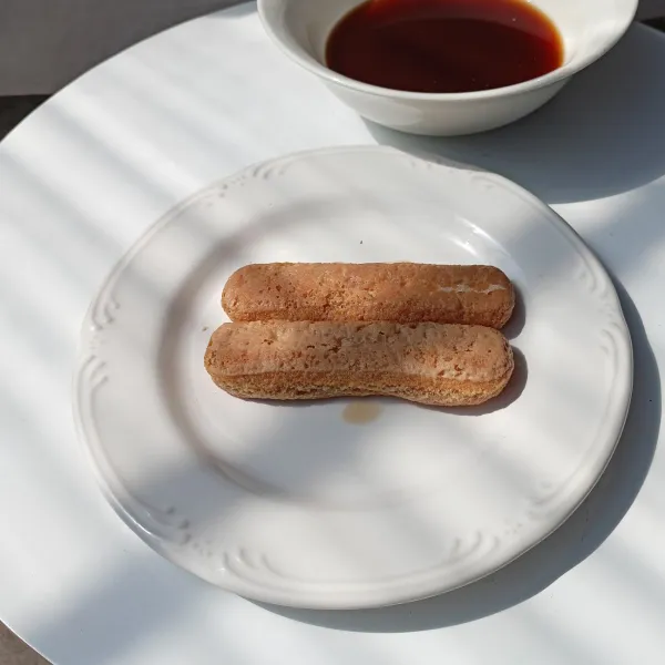 Celup lady finger ke dalam kopi.