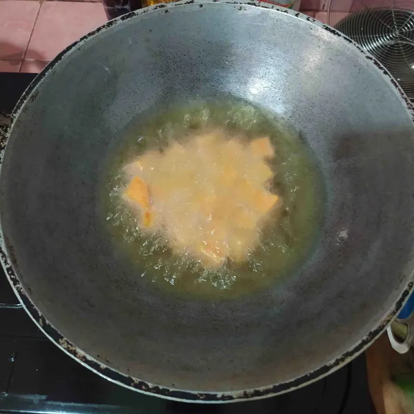 Panaskan minyak goreng, lalu goreng ubi hingga matang. Kemudian angkat dan tiriskan.