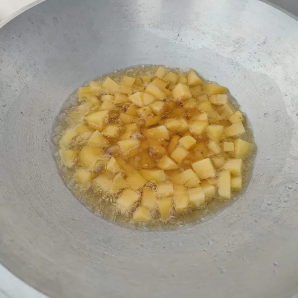 Goreng kentang yang sudah dipotong dadu hingga matang.
