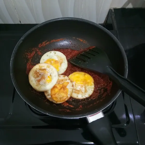 Kemudian masukkan telur ceplok dan aduk perlahan.