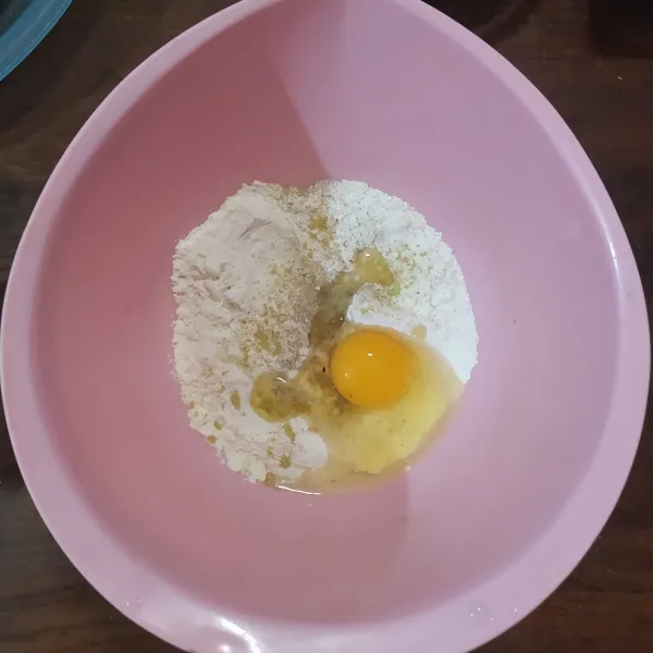 Pertama masukkan tepung terigu, kaldu bubuk, lada bubuk, garam, dan telur ke dalam wadah.