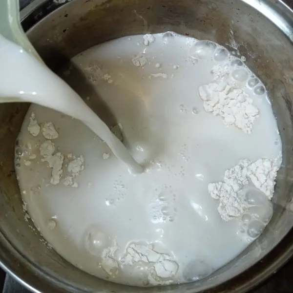 Campur tepung hunkwe, santan, gula pasir, garam, dan pasta pandan, lalu aduk-aduk hingga tercampur rata.