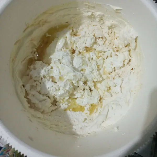 Kemudian tuang minyak goreng, aduk dengan spatula dan pastikan tidak mengendap.