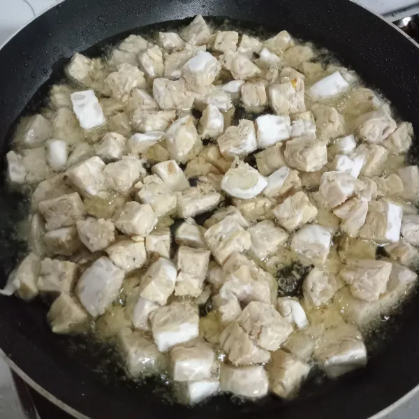 Potong tempe kotak-kotak lalu goreng setengah matang.