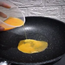 Kocok telur, tuang setengahnya buat dadar, sisihkan.