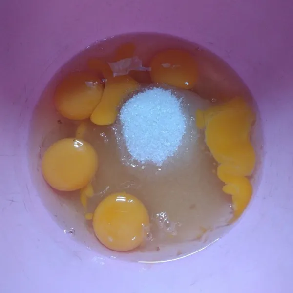 Kocok telur, gula, dan vanilli sampai mengembang putih, matikan mixer.