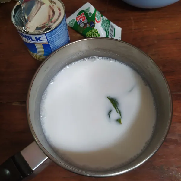 Rebus santan dan daun pandan sampai mendidih, lalu masukkan susu kental manis Indomilk, garam, dan gula pasir, kemudian aduk sampai gula larut. Biarkan sampai hangat kuku.