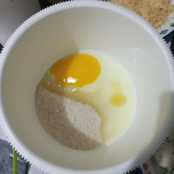 Kocok gula pasir, telur, dan SP dengan kecepatan tinggi hingga putih berjejak.
