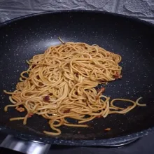 Masukkan mie, tumis hingga matang.