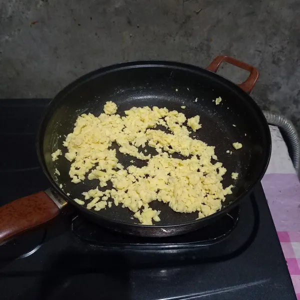 Aduk-aduk dan masak sampai susu menyusut. Angkat dan sajikan sebagai lauk atau filling toast.