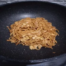 Masukkan sisa kocokan telur orak-arik hingga matang, sajikan dengan irisan telur dadar dan nori yang sudah digunting.