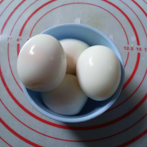 Rebus telur, lalu kupas dan sisihkan sebentar.