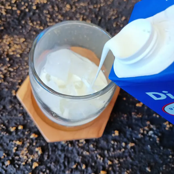 Tuang susu cair hingga 3/4 gelas.