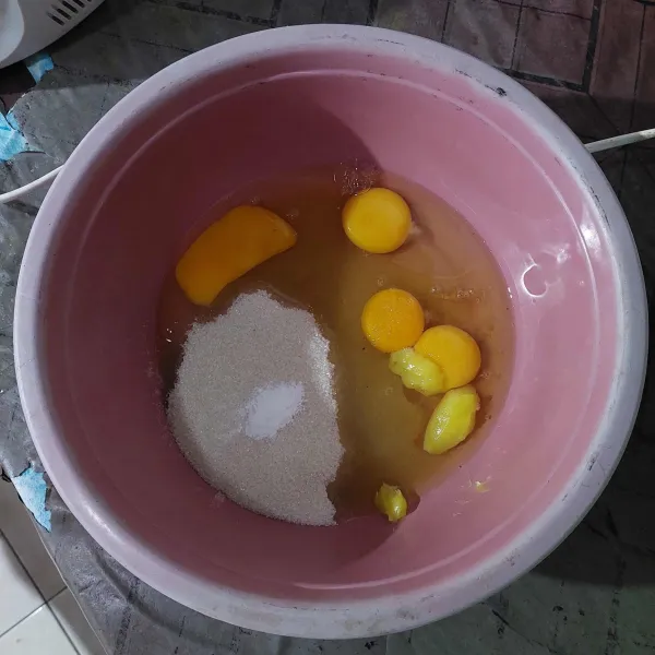 Siapkan wadah, masukkan telur, ovalet, gula pasir, dan baking powder.