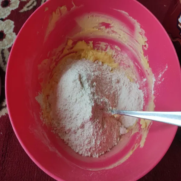 Kemudian tambahkan tepung terigu yang sudah diayak.