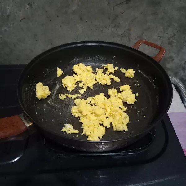 Panaskan pan, lalu tuang telur dan aduk-aduk.