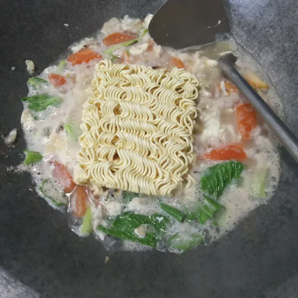 Masukkan mie instan kari, masak 2 menit hingga terurai.