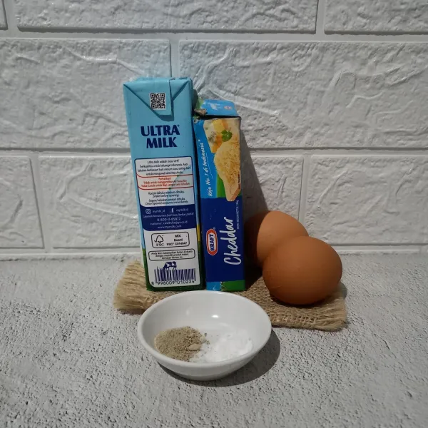 Siapkan bahan scramble egg. Kemudian kocok telur, garam, dan lada bubuk.