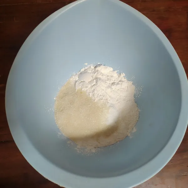 Campur tepung beras dan tepung tapioka.