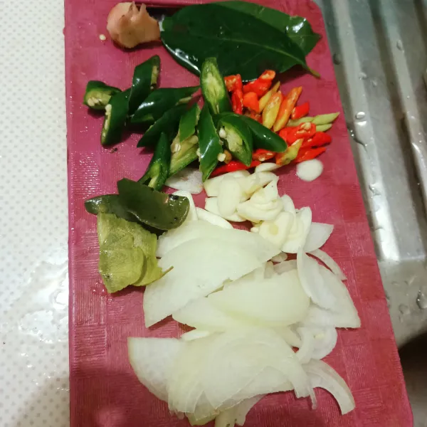 Siapkan dan rajang bawang bombai, cabe rawit, cabe ijo, bawang putih, salam, laos, daun jeruk